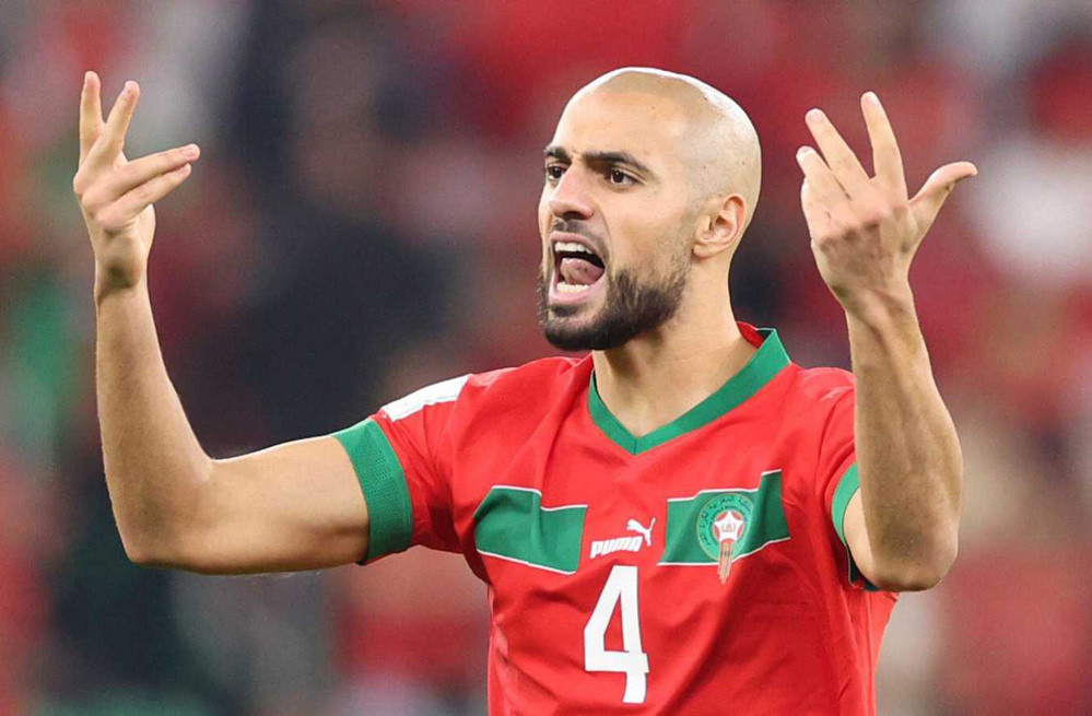 MU lo sốt vó Amrabat 'đổ bệnh' khi lên tuyển