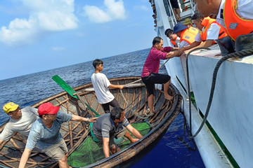 Tìm kiếm 13 ngư dân mất tích, dự kiến trưa mai đưa nạn nhân đã tiếp nhận vào bờ