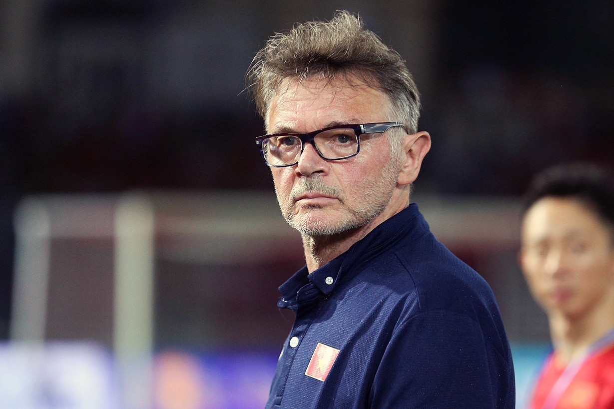 Tuyển Việt Nam: V-League khai màn và điều HLV Troussier lo nhất