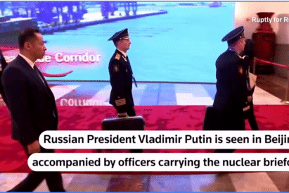 Video hiếm về Tổng thống Putin và chiếc cặp hạt nhân tại Trung Quốc
