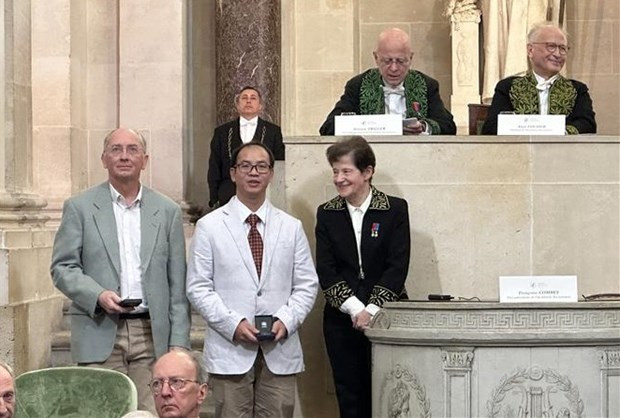 Vietnamese scientists honoured with French Academy of Sciences’ prize hinh anh 2