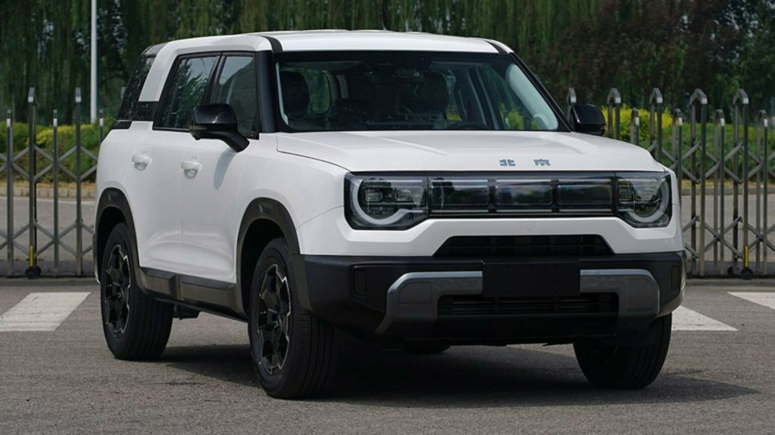 Ô tô SUV 'con lai' Jeep và Range Rover gây 'sốt' tại Trung Quốc