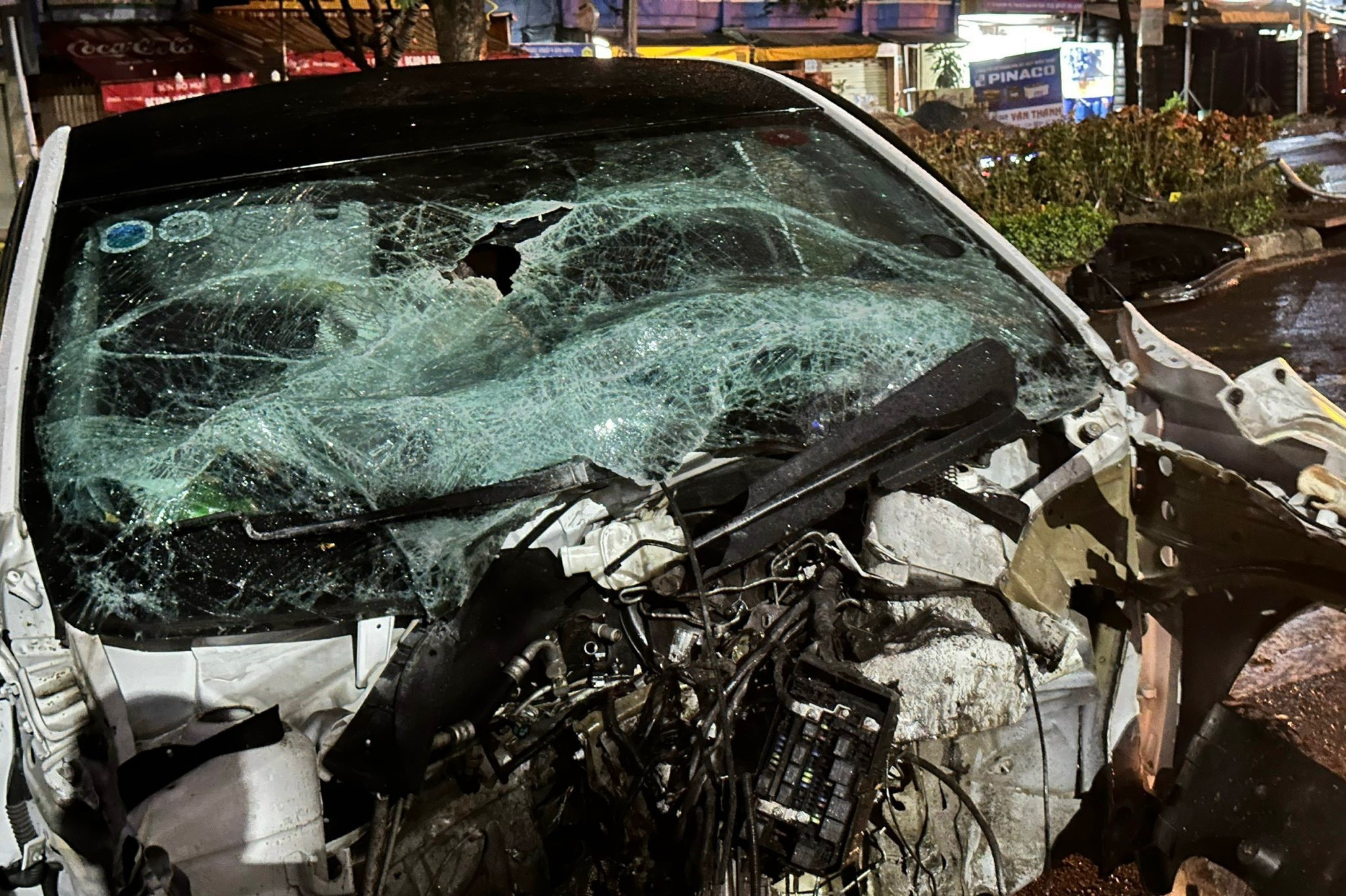 Bản tin trưa 2/10: Tai nạn gần cầu Sài Gòn, đôi nam nữ kẹt trong ô tô biến dạng