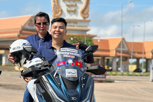 Chàng trai TP.HCM đưa mẹ đi phượt 1.000km, đến Campuchia bằng xe máy