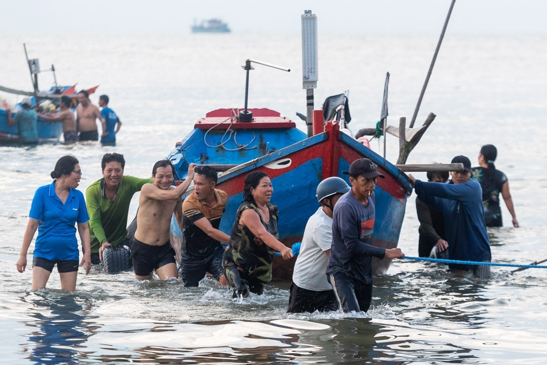 Du khách kéo ghe cùng ngư dân trên biển Vũng Tàu