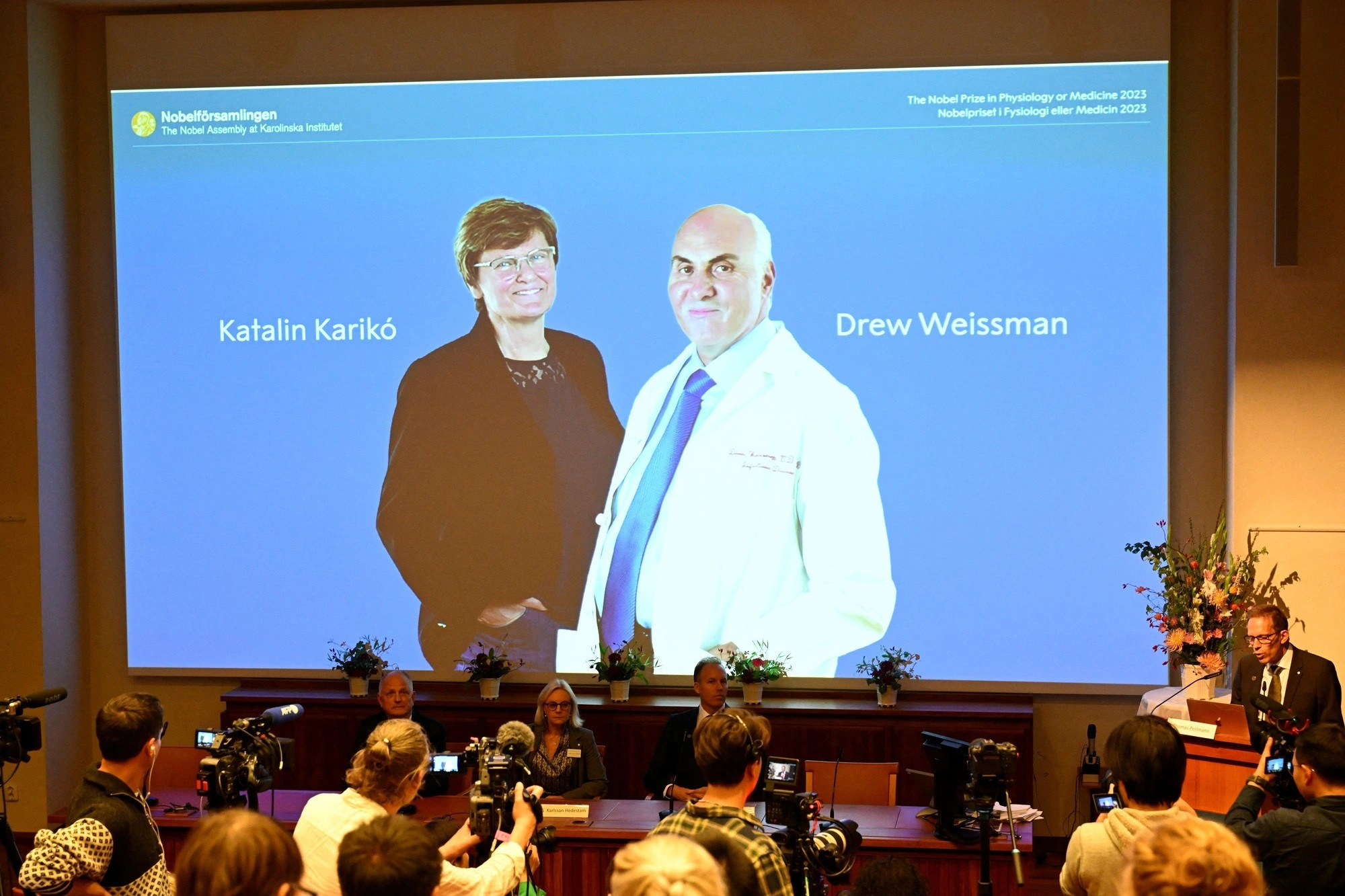 Giải Nobel Y Sinh vinh danh 2 nhà nghiên cứu vắc xin Covid-19