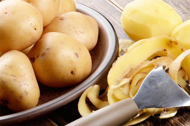 Gọt vỏ khoai tây trước khi nấu có thật sự cần thiết?
