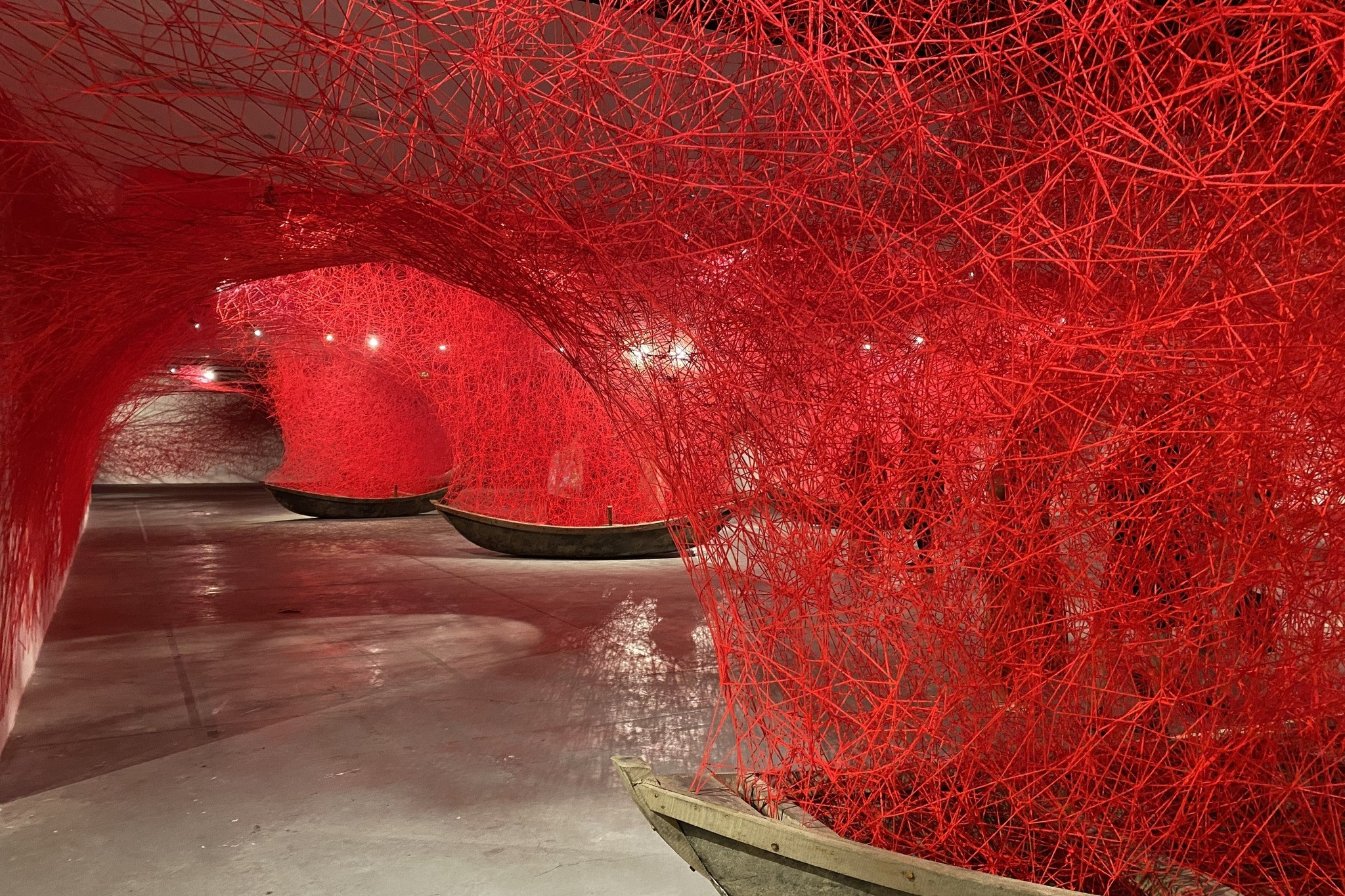 Khám phá 'Thủy triều cảm xúc' của nghệ sĩ nổi tiếng Chiharu Shiota