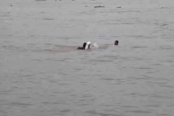 Khoảnh khắc người đàn ông nhảy xuống sông cứu bé trai thoát chết đuối