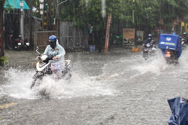 Mưa lớn ở TP.HCM, nhiều tuyến đường ngập lênh láng