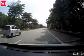 Nguy hiểm cảnh ô tô bất ngờ chen giữa hai xe trên cao tốc để vượt lên trước