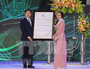 Non Nuoc Cao Bang receives Global Geopark title certificate