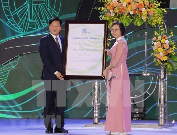 Non Nuoc Cao Bang receives Global Geopark title certificate