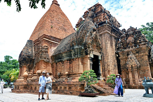 Tháp Chăm hơn nghìn năm tuổi trang trí đá và gốm, ai tới Nha Trang cũng phải ghé