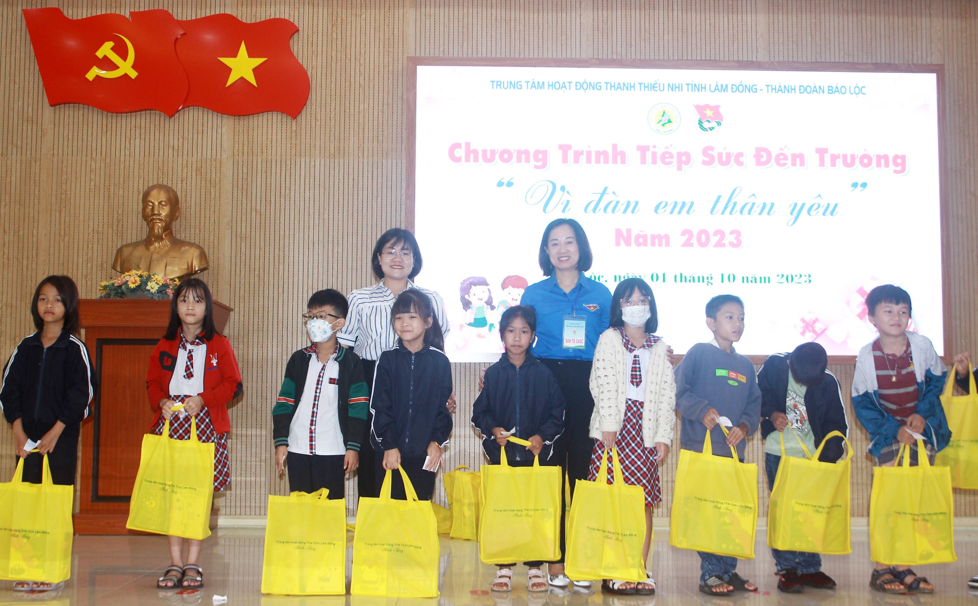 Trao quà cho các em học sinh có hoàn cảnh khó khăn trên địa bàn TP Bảo Lộc