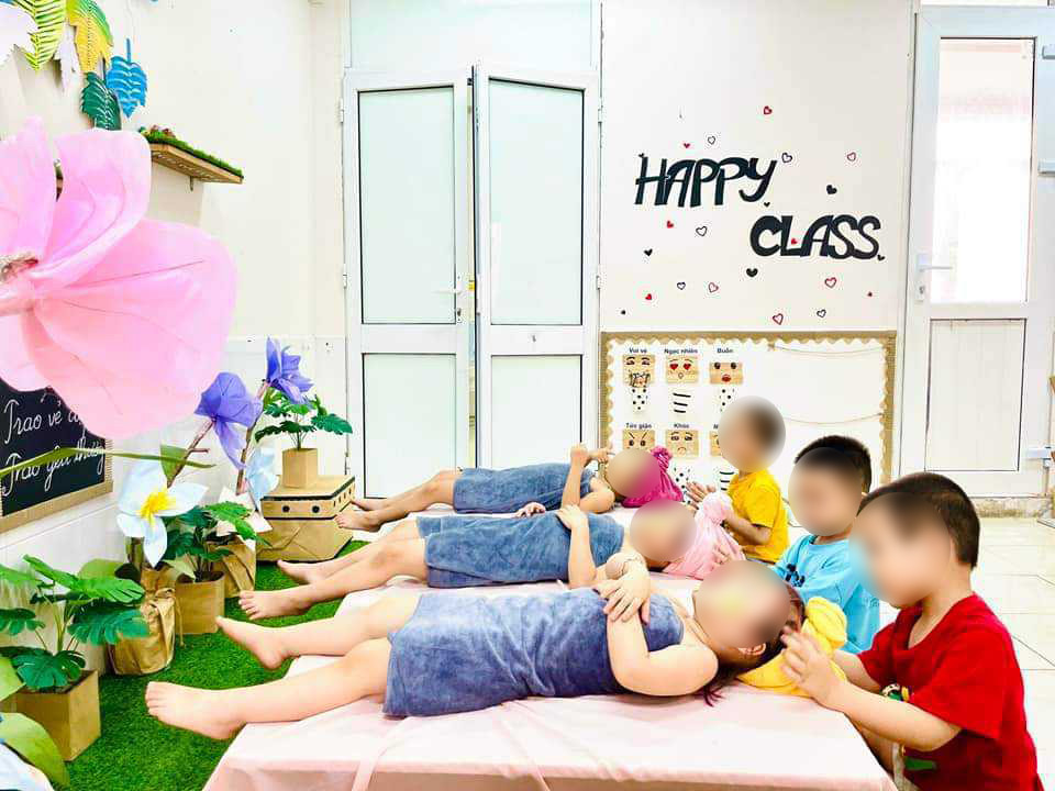 Tranh cãi hoạt động bé trai rửa chân, massage cho bé gái ngày 20/10