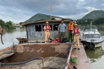 Bắt nhóm đối tượng khai thác cát trái phép trên sông ở Bắc Giang