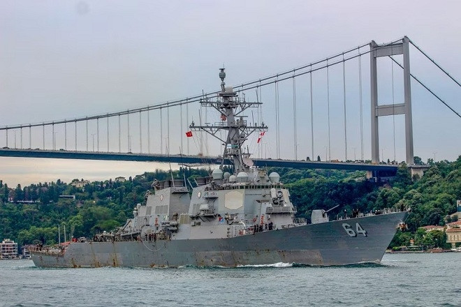 Le navi da guerra statunitensi hanno intercettato numerosi missili e droni diretti verso Israele