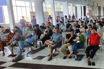 Ga Sài Gòn nhộn nhịp hành khách đến mua vé tàu Tết Giáp Thìn 2024