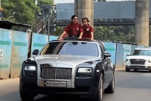 Hai học sinh nữ thò đầu ra cửa sổ trời xe Rolls-Royce để hóng gió
