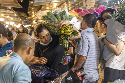 Người dân ùn ùn đổ về chợ hoa đêm lớn nhất Hà Nội