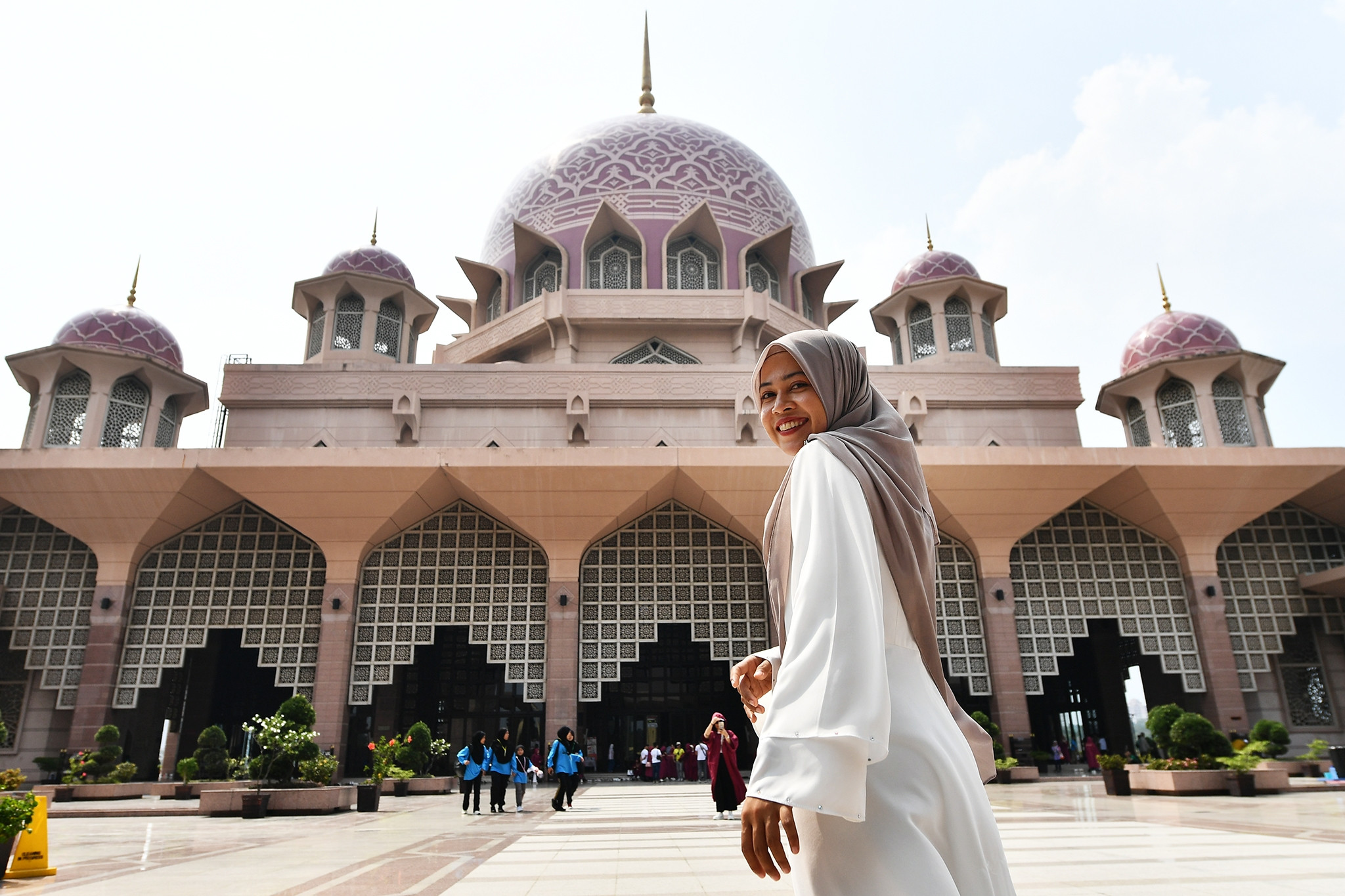 Thánh đường màu hồng trên hồ nhân tạo ở Malaysia