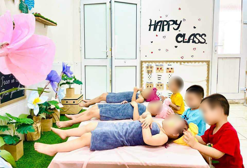 Tranh cãi hoạt động bé trai rửa chân, massage cho bé gái lớp mầm non ngày 20/10