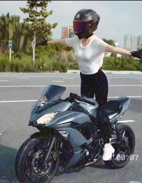 The notorious model rides a large -capacity motorcycle in unsafe postures. ảnh 2