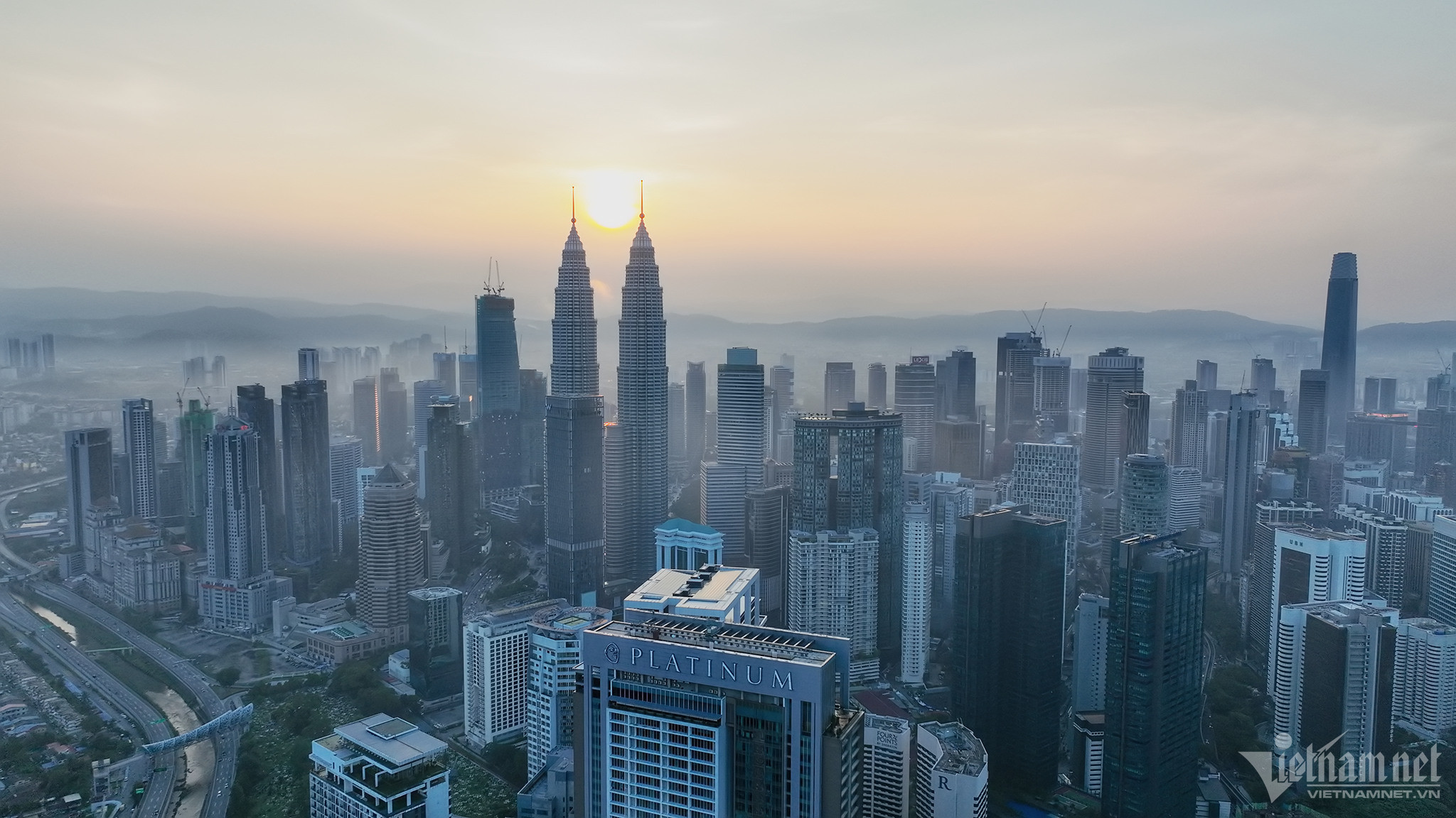 Bình minh trung tâm Kuala Lumpur nhìn từ trên cao