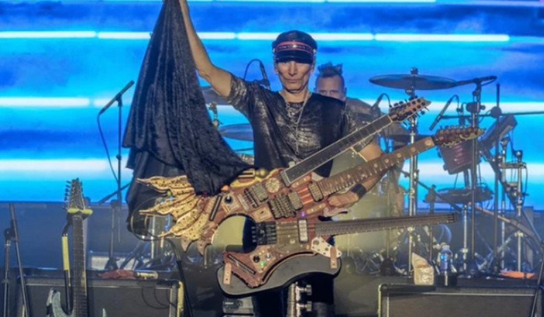 american guitarist steve vai steals inviolate world tour show in hcm city picture 1