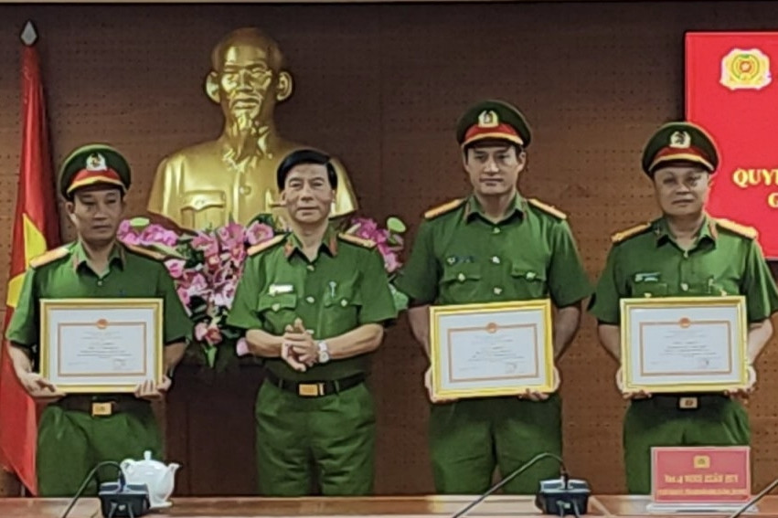 Khen thưởng công an Đà Lạt giải cứu bé 6 tuổi bị người tình của mẹ bắt cóc
