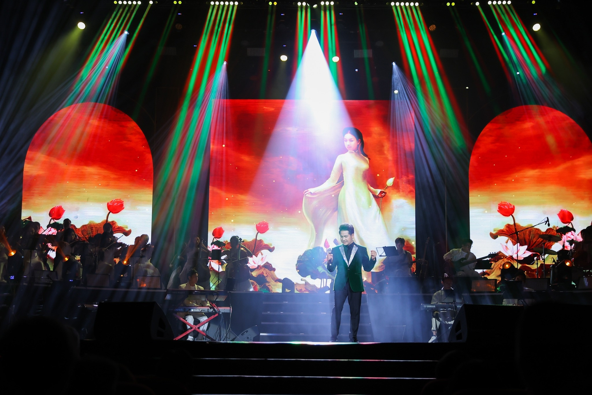 Nghệ sĩ phải trực tiếp 'cầm tay' khán giả trên sân khấu