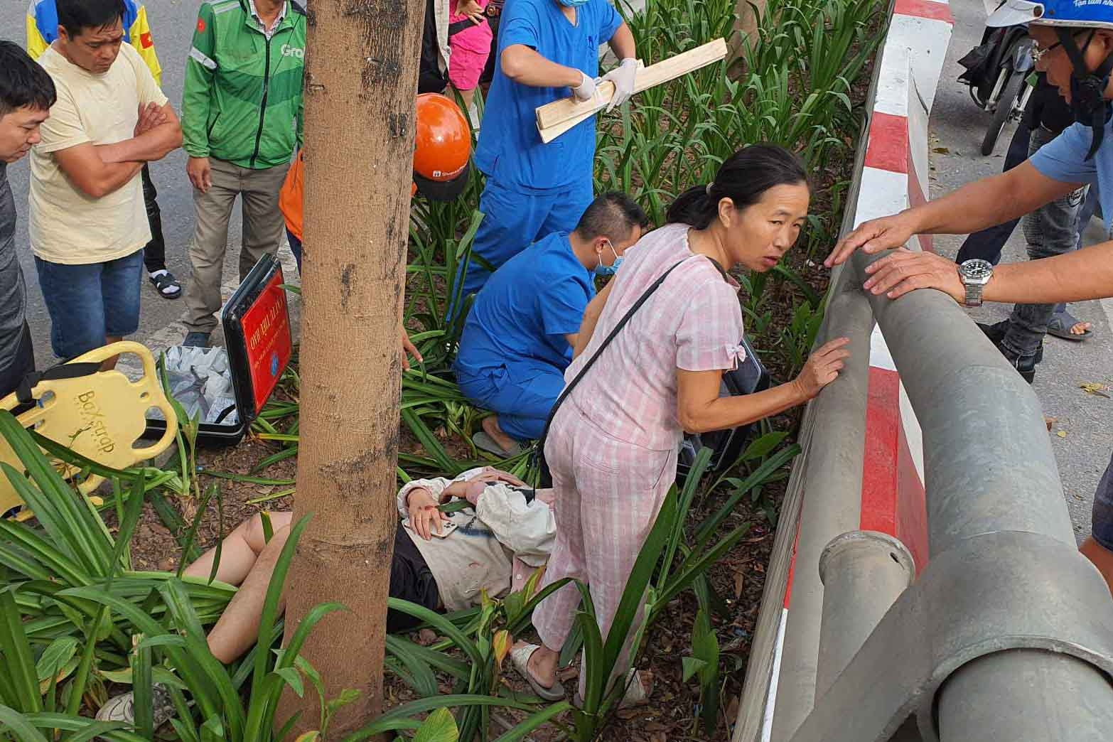 Va vào thành cầu ở Hà Nội, thanh niên điều khiển xe máy nguy kịch