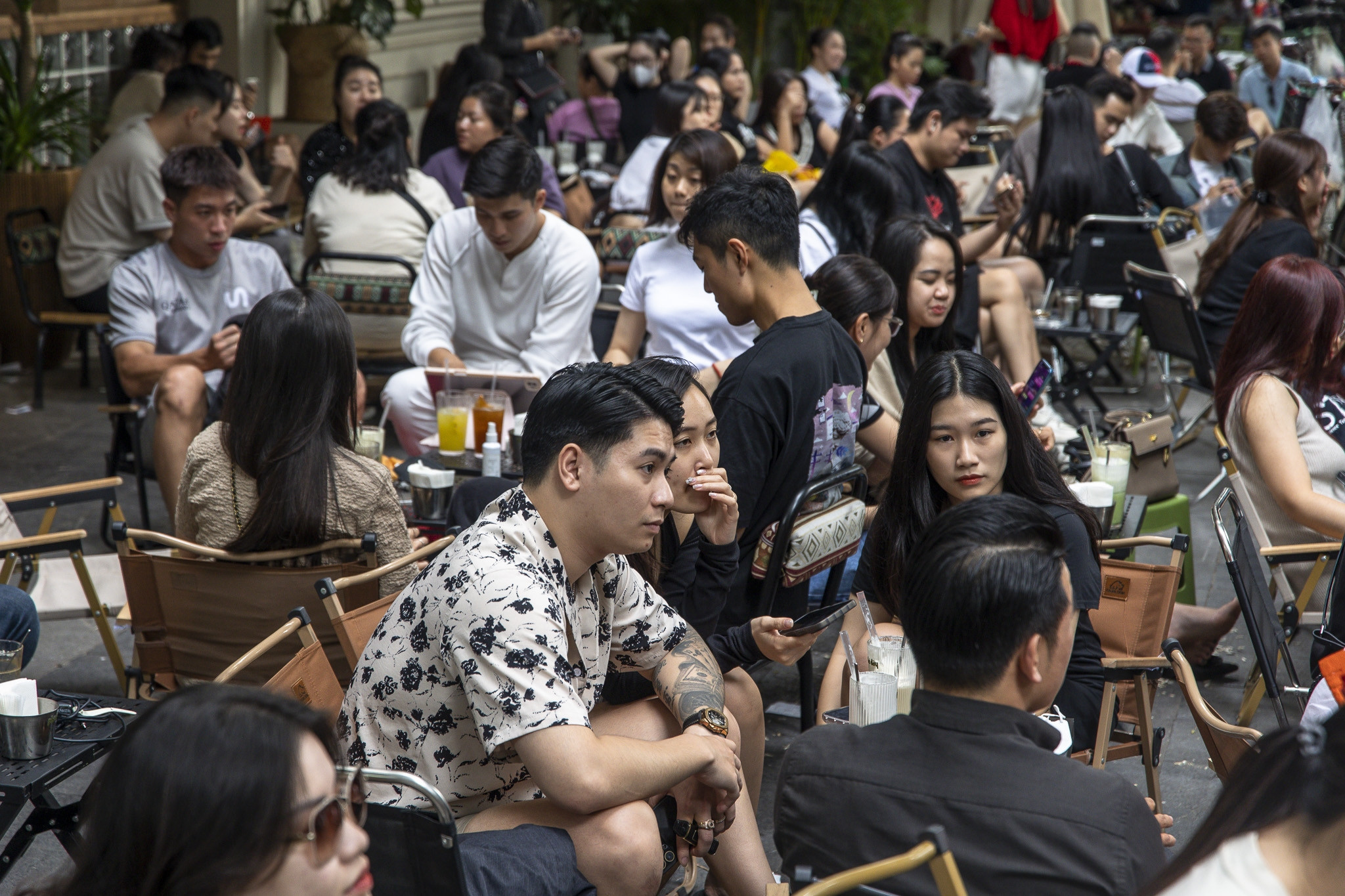 Cà phê 'chém gió' trong ngày tiết trời Hà Nội rất đẹp