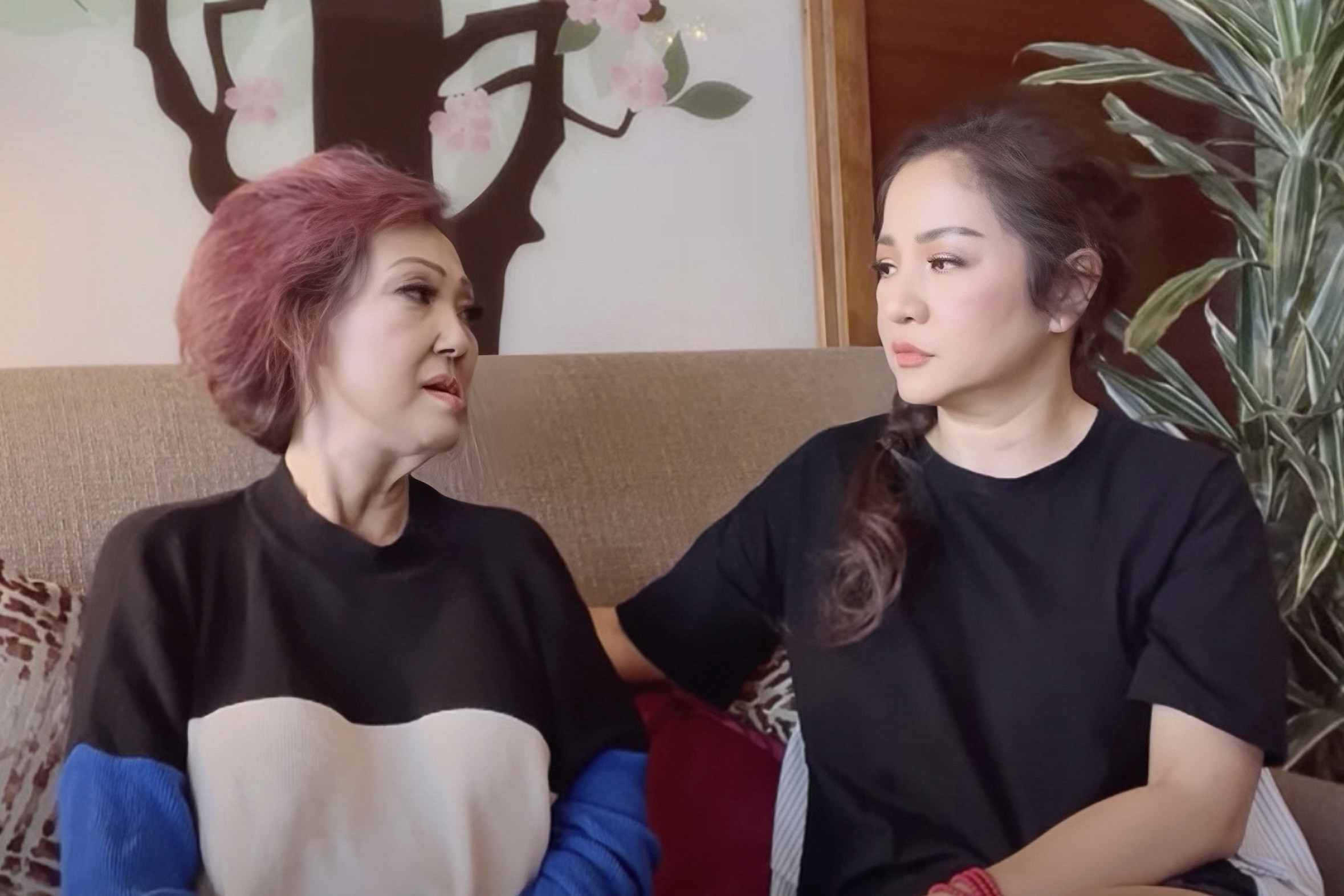 Ca sĩ Mùa thu lá bay: Liệt nửa người sau đột quỵ, té 126 lần khi tập đi - 1