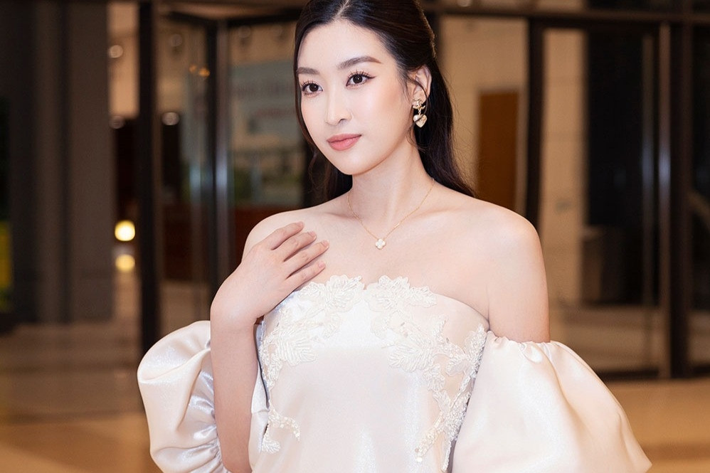 Hoa hậu Đỗ Mỹ Linh tái xuất thảm đỏ sau sinh