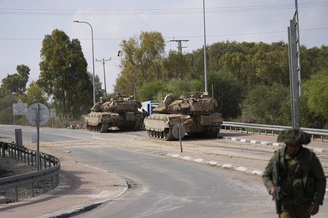 Israel bị tố tấn công sân bay của Syria, tập kích phiến quân ở Lebanon