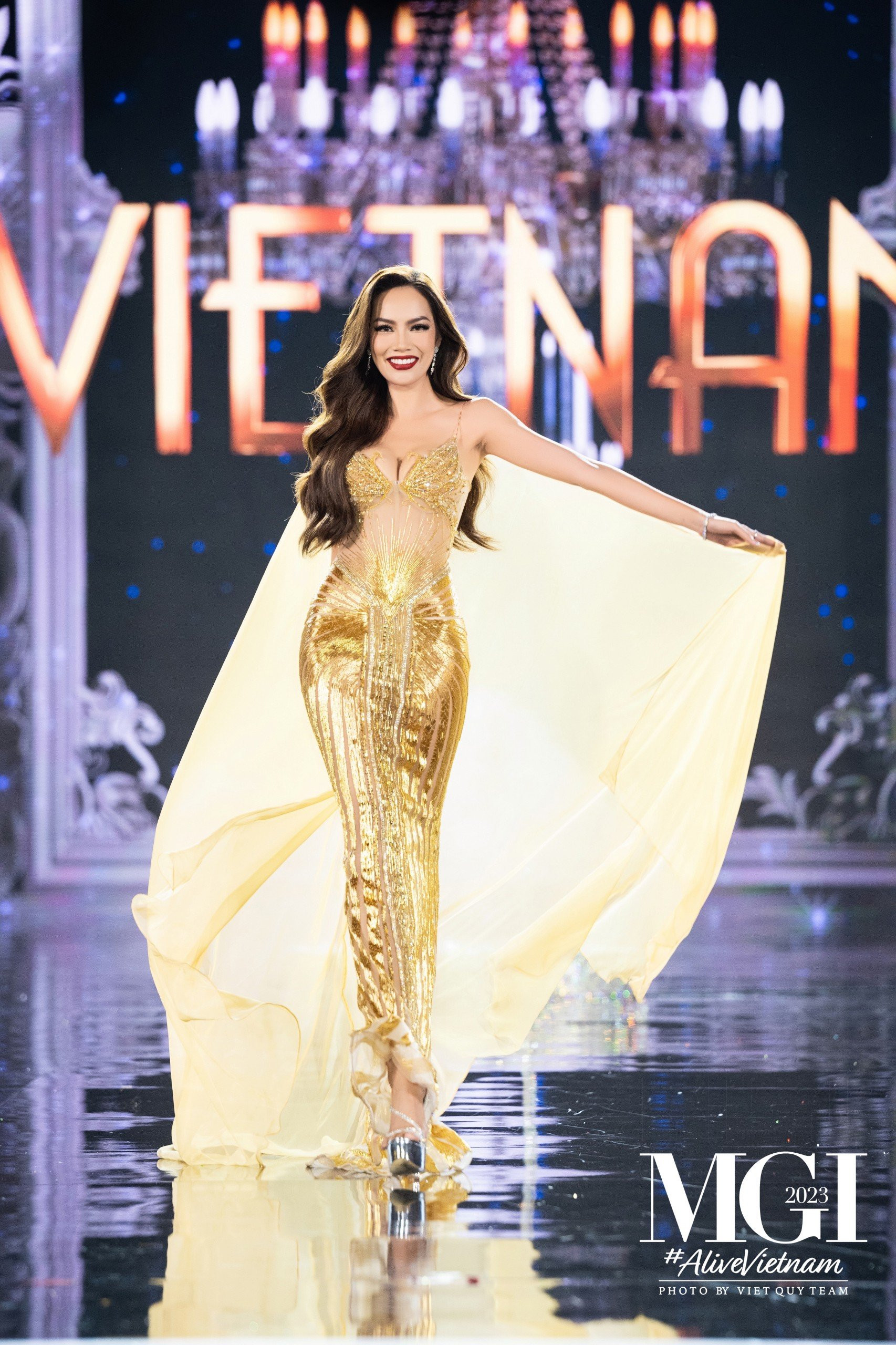 View - Lê Hoàng Phương ‘swan walk’ ấn tượng tại bán kết Miss Grand International 2023