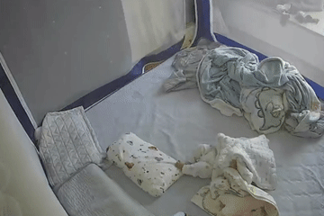 Anh trai 4 tuổi cứu em gái khỏi ngạt khi nằm một mình trong phòng ngủ