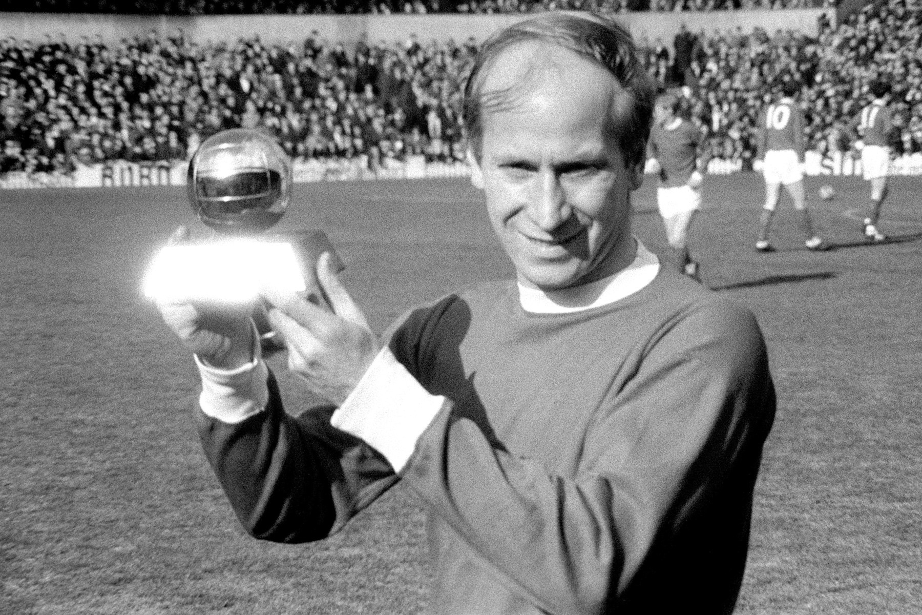 bobby charlton qua bong vang.jpg