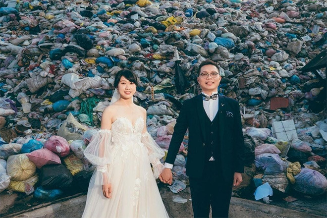 Cặp đôi chụp ảnh cưới ở bãi rác, yêu cầu khách tự mang bát đũa đến hôn lễ