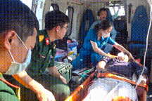 Chuyến bay khẩn cấp đưa 2 bệnh nhân nguy kịch từ đảo về đất liền điều trị