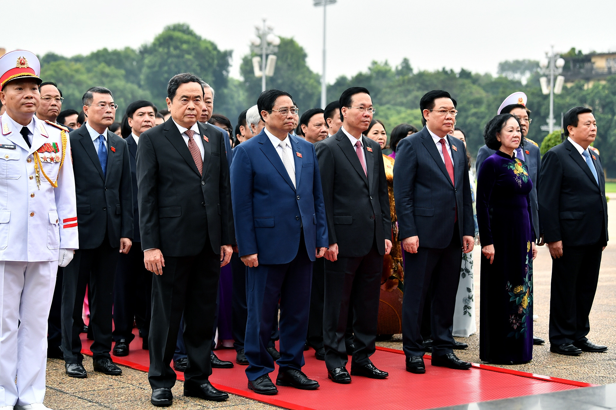 Đoàn đại biểu Quốc hội vào Lăng viếng Chủ tịch Hồ Chí Minh