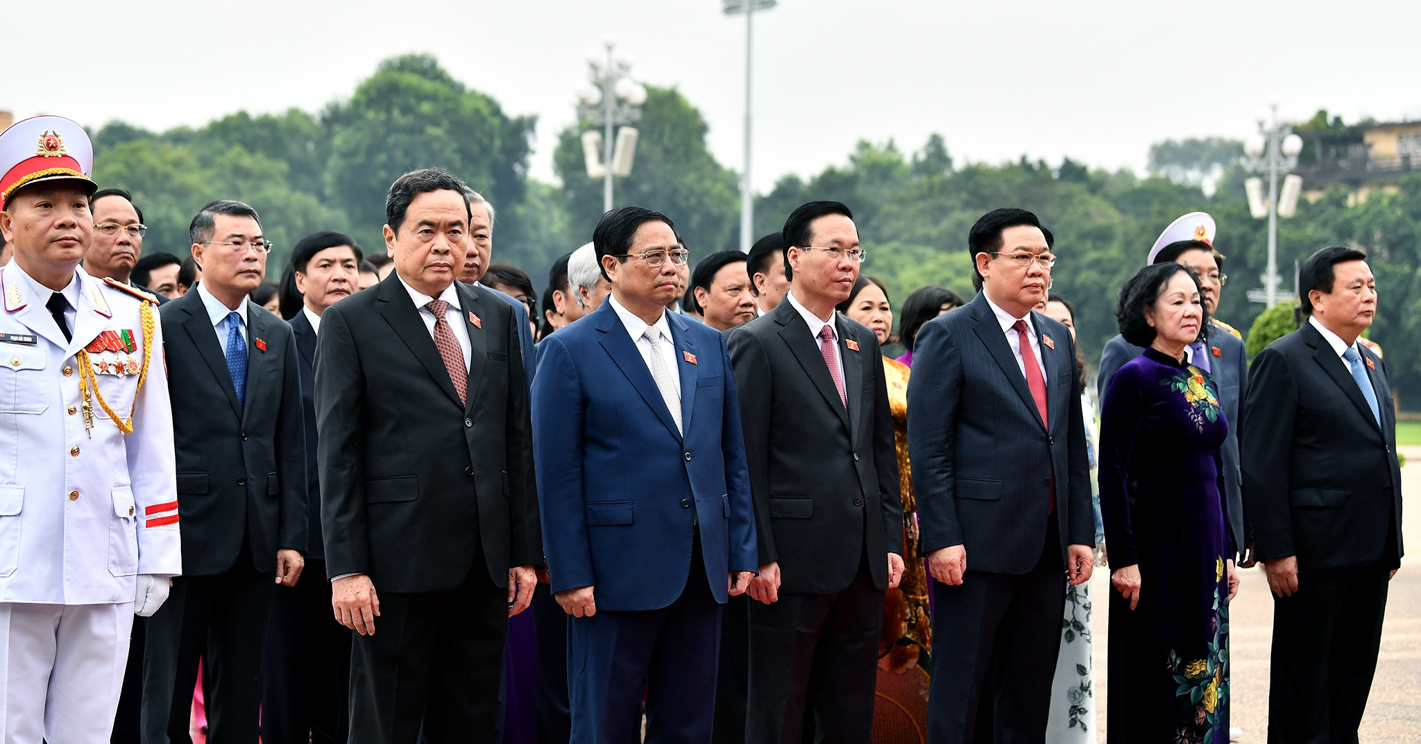 Đoàn đại biểu Quốc hội vào Lăng viếng Chủ tịch Hồ Chí Minh