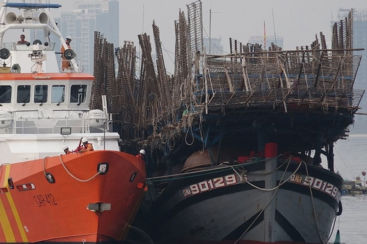 Tàu cá có 12 ngư dân mất tích vượt trạm kiểm soát, không làm thủ tục xuất bến