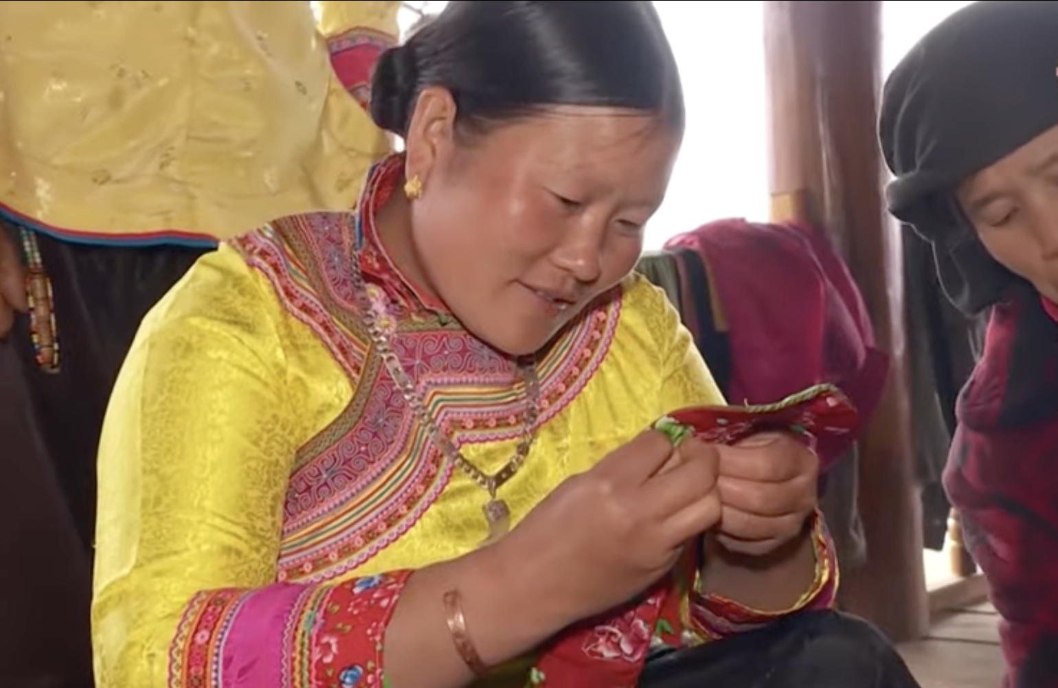 Tinh tế nghề làm giày thêu của người Xạ Phang