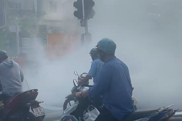 Xe máy cháy nghi ngút khi đang chạy trên đường ở TP.HCM