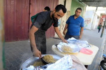 Gia đình mỗi ngày nấu ăn cho hàng nghìn nạn dân ở Dải Gaza