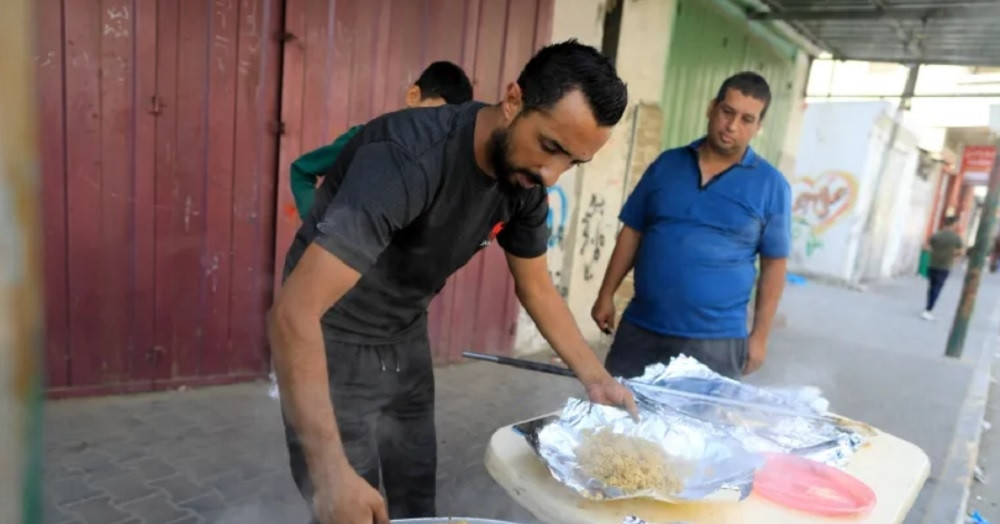 View - Chân dung gia đình mỗi ngày nấu ăn cho hàng nghìn nạn dân ở Dải Gaza