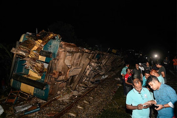Hiện trường tai nạn tàu hỏa thảm khốc ở Bangladesh, ít nhất 17 người thiệt mạng